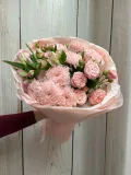 "букет из кустовой хризантемы, пионовидных кустовых роз и альстромерии Романтическое настроение " – Фото 0