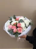 "Нежный розовый букет из кустовых роз и хризантем" – Фото 2