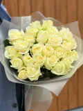 "Букет из 25 белых роз в классической круглой упаковке" – Фото 1