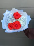 "Яркий букет из французских алых роз и голубой гортензии" – Фото 1