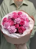 "Яркий букет диантусы и кустовые розы🤍" – Фото 0
