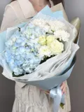 "Букет с белой кустовой розой и гортензией" – Фото 2