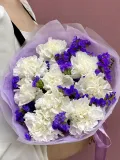 "Белые диантусы с сиреневой статицей в матовой упаковке" – Фото 0