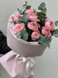 "Пионовидная кустовая роза «Джульетта» с веточками эвкалипта в стильной упаковке" – Фото 3
