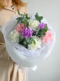 "Букет с диантусами и эвкалиптом Нежный поцелуй" – Фото 5