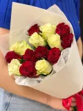 "Букет белые и красные розы микс 15 шт" – Фото 1