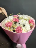 "Пышный букет с диантусами, хризантемами и ромашками" – Фото 0