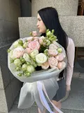 "Букет из белых и розовых кустовых роз" – Фото 5