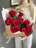 "Красные розы в крафте с добавлением веточек фисташки" – Фото 3