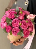 "Композиция с пионовидными розами Мисти Баблс с веточками эвкалипта в кашпо ручной работы" – Фото 0