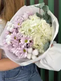 "Букет из сиреневых хризантем , белой гортензии и воздушного хлопка" – Фото 2