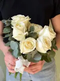 "Букет невесты: 9 белых роз и веточки эвкалипта Н20" – Фото 5