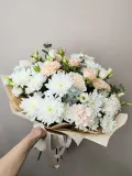 "Большой букет с кустовыми розами и белыми хризантемами" – Фото 1