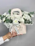 "«Альпийское сияние» композиция из белоснежных кустовых хризантем и эвкалипта" – Фото 3