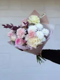 "Нежный букет из белых хризантем, диантусов и Пионовидных роз" – Фото 4