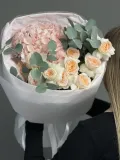 "Сборный букет с гортензией и кустовыми розами" – Фото 4
