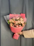 "Букет из кустовой розы и лимониума ( или гипсофилы)" – Фото 2