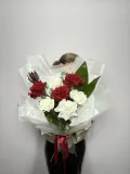 "Букет из фрацузких белых и красных роз" – Фото 0