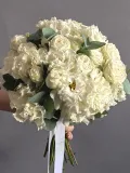 "Букет невесты: белые кустовые пионовидные розы и эустома Н30" – Фото 5