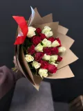 "Букет кенийских роз 19 шт, красно-белый микс" – Фото 3