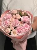 "Зефирный букет из сортовых диантусов и кустовой пионовидной розы" – Фото 0