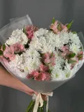 "Нежный букет белая кустовая хризантема и альстромерия розовая" – Фото 2