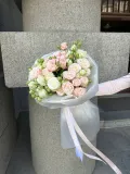 "Букет из белых и розовых кустовых роз" – Фото 4