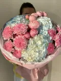 "Букет с гортензией и кустовой розой" – Фото 1
