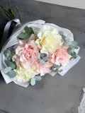 "Букет белая и розовая французская роза с эвкалиптом" – Фото 2