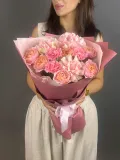 "Нежный букет с эквадорской и кустовой розой" – Фото 1