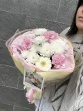 "Букет с хризантемами нежными диантусами и Гермини" – Фото 2