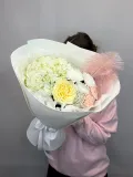 "Кремовый букет с декоративными перьями" – Фото 0
