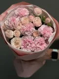 "Зефирный букет из сортовых диантусов и кустовой пионовидной розы" – Фото 0