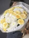 "Букет с хризантемой и кустовыми розами воздушный" – Фото 0