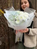 "Авторский букет 💐 голубая гортензия и белые кустовые хризантемы " – Фото 7