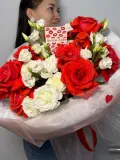 "Авторский букет (французские красные розы, эустома, кустовая пионовидная роза)" – Фото 3