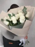 "Букет Признание 11 высоких белых роз с эвкалиптом " – Фото 3