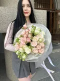 "Букет из белых и розовых кустовых роз" – Фото 0