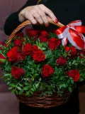 "Корзина 25 красных роз в зелени" – Фото 1