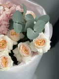 "Сборный букет с гортензией и кустовыми розами" – Фото 3