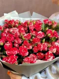 "Крупный букет из ярких кустовых роз" – Фото 4
