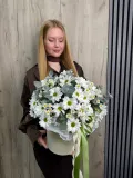 "Коробка с ромашковой хризантемой, с матрикарией и эвкалиптом " – Фото 0