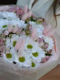 "Сборный букет с кустовыми хризантемами и лагурусом в розовом цвете" – Фото 2
