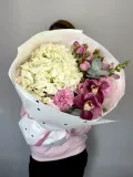 "Букет с гортензией, кустовой розой, орхидеями" – Фото 0