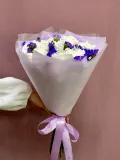 "Белые диантусы с сиреневой статицей в матовой упаковке" – Фото 3