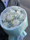 "Букет с хризантемой, ромашкой и гипсофилой" – Фото 3