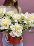 "Композиция с белыми французскими розами и матрикарией" – Фото 0