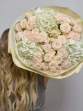 "Пастельный букет из кустовых пион роз и гвоздик" – Фото 2