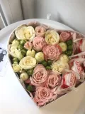 "Кустовая Роза в коробке сердце с Raffaello" – Фото 1