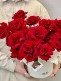 "«Нуар» композиция из 17 красных французских роз Эксплорер в шляпной коробке" – Фото 4